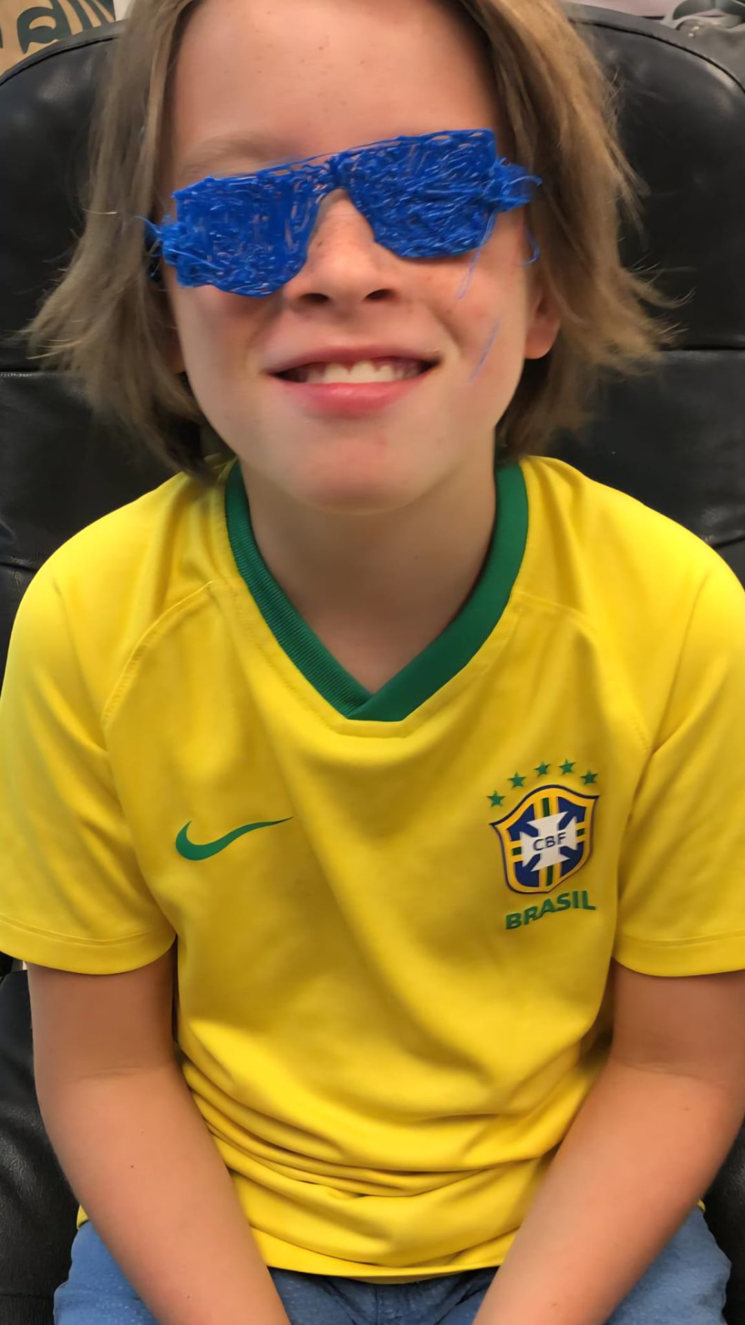Criança orgulhosa com os seus óculos 3D azuis